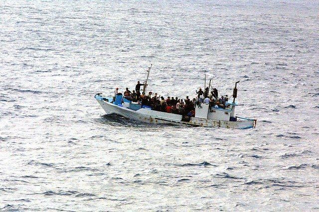 La iglesia y el fenómeno migratorio, ¿qué hacemos con estos forasteros? 4 boat 998966 640
