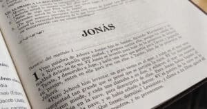 La biblia abierta en el libro que cuenta la historia de Jonás.