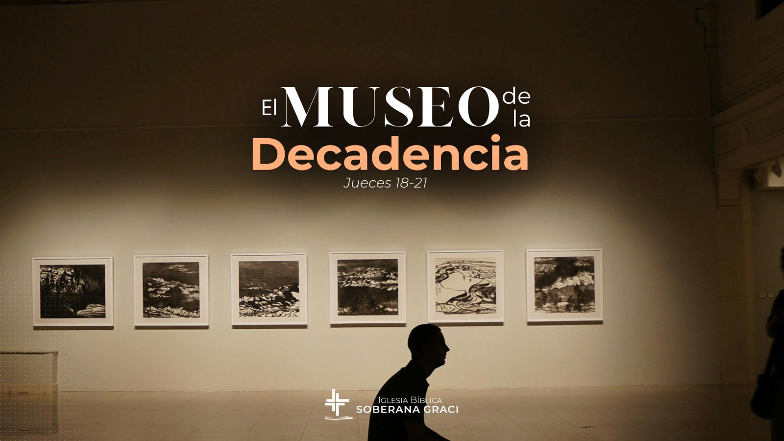Hombre sentado solitario en un museo