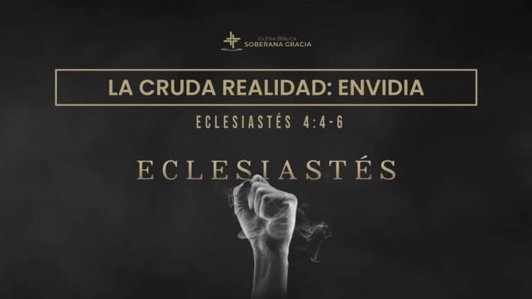 imagen de una mano empuñada como sosteniendo aire, con la palabra la cruda realidad: envidia, junto a la cita bíblica de Eclesiastés 4:4-6
