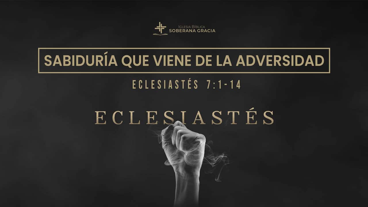 imagen de una mano empuñada como sosteniendo aire, con la palabra sabiduría que viene de la adversidad, junto a la cita bíblica de Eclesiastés 7:1-14