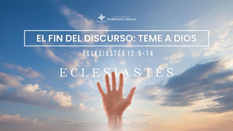 imagen de una mano abierta hacia el cielo como sosteniéndose de Dios, con la palabra el fin del discurso: teme a Dios, junto a la cita bíblica de Eclesiastés 12:9-14