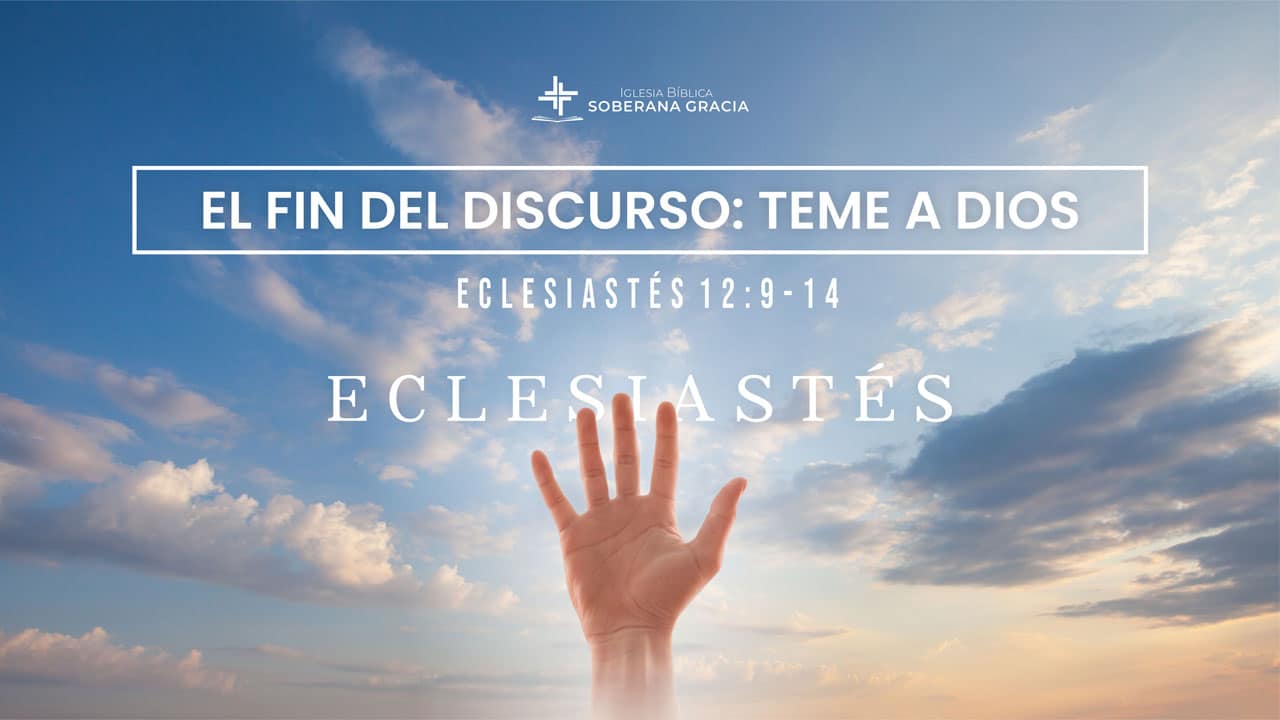 imagen de una mano abierta hacia el cielo como sosteniéndose de Dios, con la palabra el fin del discurso: teme a Dios, junto a la cita bíblica de Eclesiastés 12:9-14