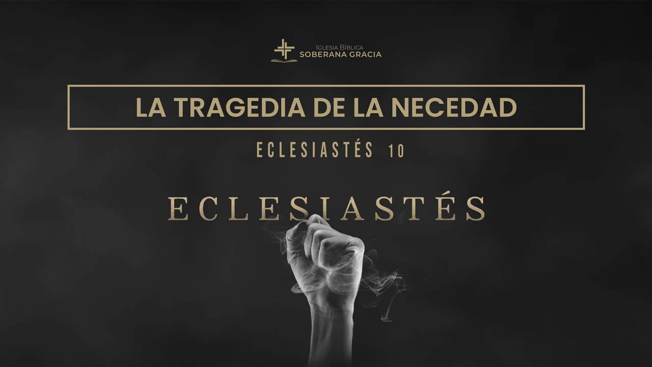imagen de una mano empuñada como sosteniendo aire, con la palabra la tragedia de la necedad, junto a la cita bíblica de Eclesiastés 10